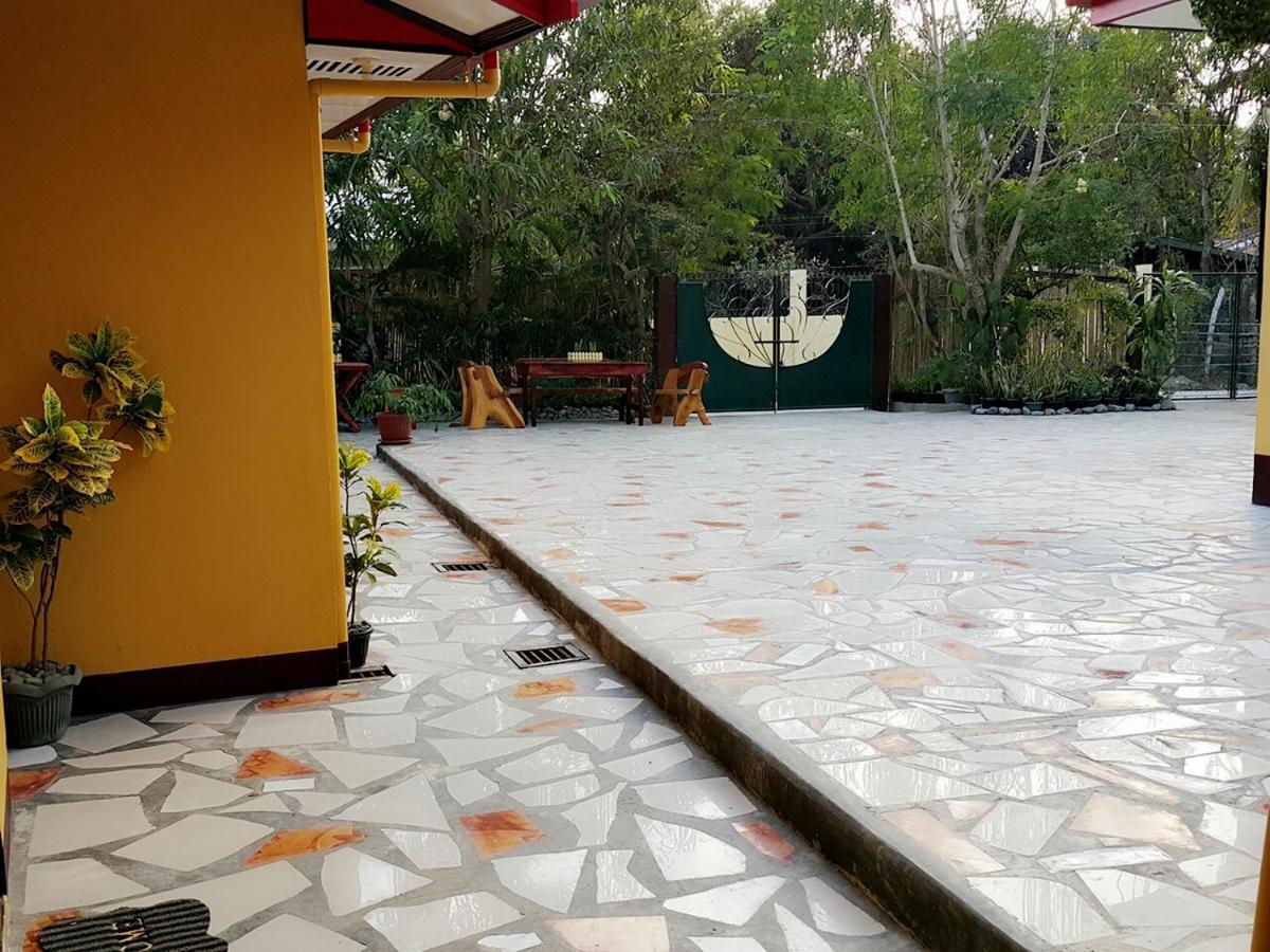 Bed and Breakfast Carribean Transient House Lucap Esterno foto